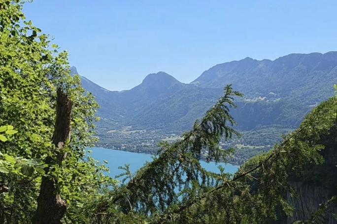 le lac d'Annecy en été